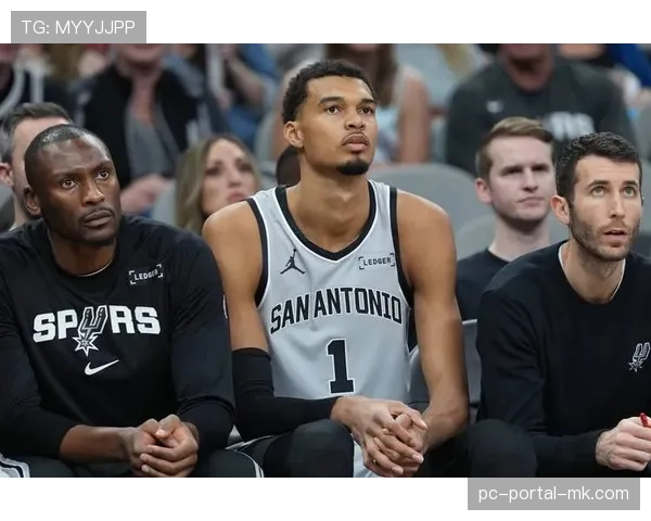 文班亚马领取DPOY奖杯，马刺更衣室庆祝氛围热烈